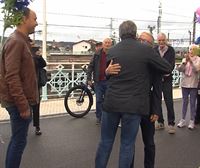 Los alcaldes de Irun, Hondarribia y Hendaia escenifican con un abrazo la reapertura del puente Avenida
