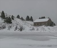 Las primeras nevadas hacen necesarias las cadenas para circular por la NA-137 en la zona de Burgui-Isaba