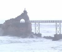 La borrasca Ciarán da sus últimos coletazos en Euskal Herria provocando impresionantes olas y viento intenso