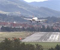 El viento complica el aterrizaje de este vuelo llegado de Nápoles al aeropuerto de Loiu