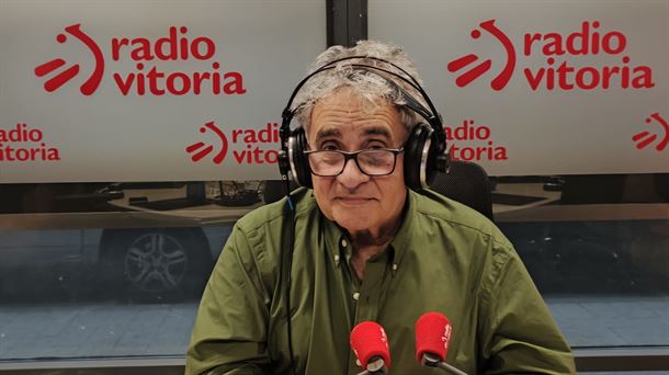 Bernardo Atxaga en estudios de Radio Vitoria
