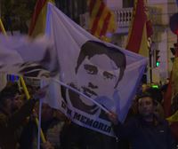 Manifestariek Miguel Angel Blancoren aurpegia duten banderolak eraman dituzte Ferraz atariko protestetara