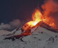 Etna, el volcán activo más grande del planeta, ofrece un espectáculo de nieve, fuego y cenizas