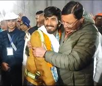 Rescatados los 41 obreros atrapados durante 17 días en un túnel en la India