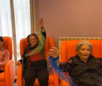 Profesionales y usuarios de la Residencia Iturbide de Arrasate bailan por la investigación del cáncer