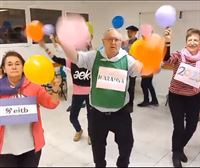 Los veteranos del Euskaltegi AEK de Llodio cantan y bailan por las nuevas oportunidades