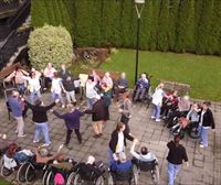 Usuarios y profesionales de la Residencia Oizpe de Lekeitio también han bailado la canción ''Aukera Berriak''