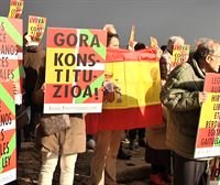 Espainiako Batasunaren eta Konstituzioaren defentsan, bilkura egin dute dozenaka lagunek Donostian