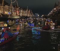 500 kayaks iluminados recorren los canales de Copenhague para celebrar el día de Santa Lucía
