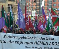 Miles de personas marchan para pedir pactar en Euskadi los servicios públicos