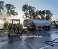 Fallece un camionero tras incendiarse el camión cisterna que conducía en la N-644, en Santurtzi