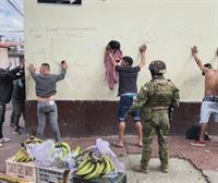 Las fuerzas del orden de Ecuador han detenido a ''329 terroristas'' y han abatido a cinco