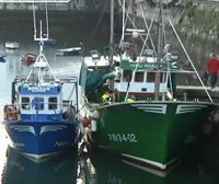 Los barcos ''Hiru Anaiak'' y ''Rokillo'', preparados para la recogida de pellets en el mar