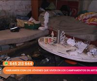 Varios jóvenes nos muestran cómo es su vida en el campamento ilegal de Artxanda