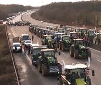 Los agricultores franceses bloquean los principales accesos a París