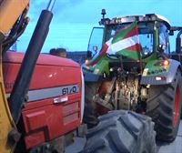 Agricultores sacan sus tractores en la primera protesta convocada en Bizkaia