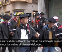 El grupo de txistularis Ozenki de Tolosa ha salido de pasacalle para animar las calles el Viernes delgado