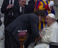 Milei y el papa Francisco escenifican la paz tras haberle llamado ''representante del maligno en la Tierra''