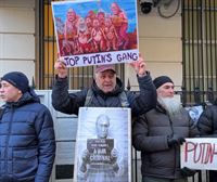 Culpan a Putin de la muerte de Navalni en varias protestas