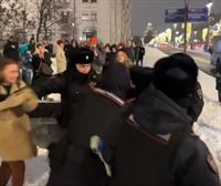 Varios detenidos al intentar rendir memoria a, Alexéi Navalni, en el Muro del Dolor en Moscú