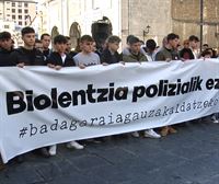 Una concentración muestra su apoyo al joven herido en una carga de la Ertzaintzan en Tolosa